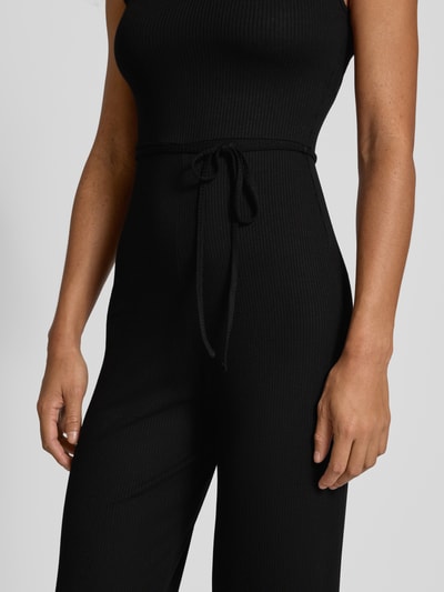 EDITED Jumpsuit mit Rundhalsausschnitt und Bindegürtel Black 3
