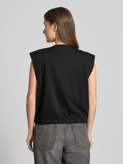 Frauenmodel trägt schwarze Weste mit Rundhalsausschnitt Modell 'Nanni' von FREE/QUENT, Material-Mix, Regular Fit, Ganzkörperansicht Rückansicht.