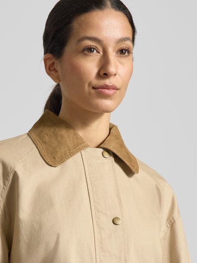 Frauenmodel trägt Regular Fit T-Shirt mit Umlegekragen Modell 'BETANNI' von B.Young, beige mit Cord-Besatz, Nahaufnahme Oberkörper.