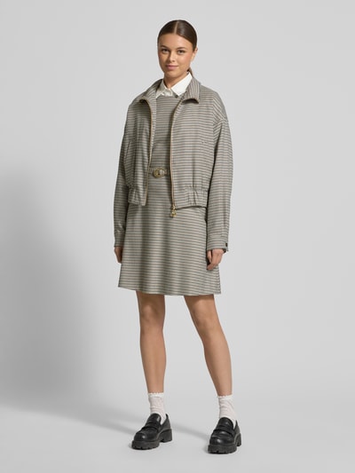 Frauenmodel trägt Regular Fit Kurzblazer mit Allover-Muster Modell 'AMEFINE' von HUGO, grau gemustert, Struktur, Ganzkörperansicht von vorne.