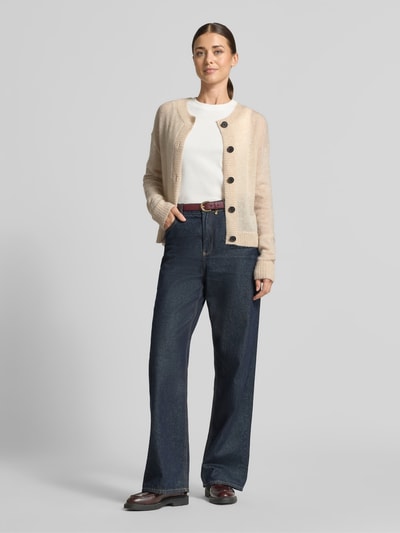 Frauenmodel trägt Strickjacke mit Woll-Anteil von COMMA in Beige mit gerippten Abschlüssen, Ganzkörperansicht von vorne.