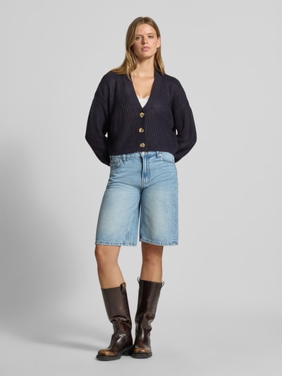 Vrouwenmodel draagt donkerblauw boxy fit gebreid jack met v-hals model 'CAROL' van ONLY, Dames, geheel vooraanzicht