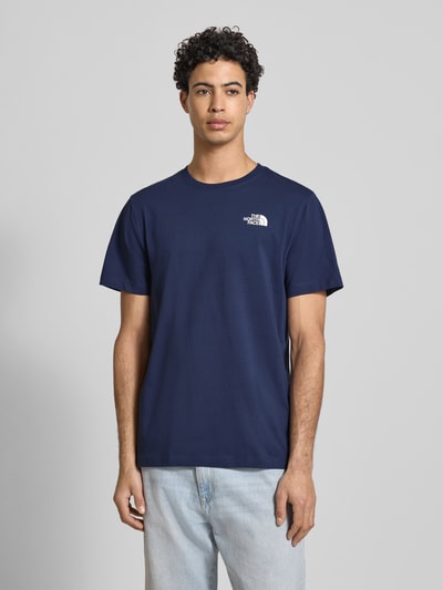 Männermodel trägt Regular Fit T-Shirt aus Baumwoll-Mix Modell 'EVOLUTION' von The North Face, navyblau, Rundhalsausschnitt, Label-Detail, Herren T-Shirt, Rückenlänge 70 cm bei Größe M, Ganzkörperansicht von vorne.