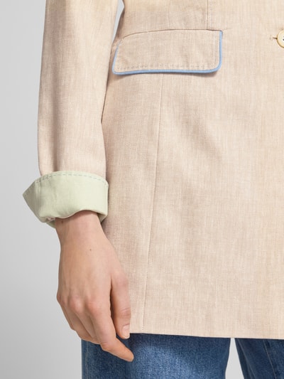 Frauenmodel trägt Slim Fit Blazer mit Pattentaschen von WHITE LABEL aus Reine Baumwolle, beige mit blauen Details, Detailaufnahme.