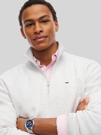 Tommy Jeans regular fit sweatshirt van katoenmix Lichtgrijs gemêleerd - 3