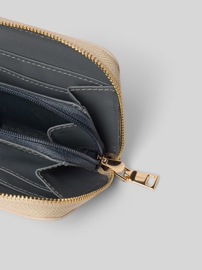 Produktfoto, Portemonnaie aus Leder mit Label-Prägung Modell 'YLVA' von Seidenfelt in Beige mit goldfarbenem Reißverschluss, Hauptfach, Reißverschlussfach innen, diverse Einsteckfächer, leicht strukturierte Oberfläche, glattes Innenfutter.