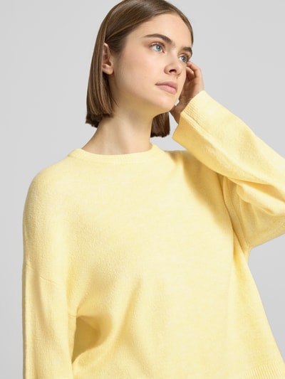 Vrouwenmodel draagt Relaxed Fit Strickpullover met Crew Neck model 'SIMONI' van Only, melange look, ronde hals, lange mouw, breisel, close-up bovenlichaam.