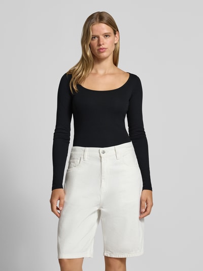 Frauenmodel trägt Longsleeve mit U-Ausschnitt Modell 'STAR' von JJXX, Baumwoll-Mix mit Stretch-Anteil, schwarze Farbe, eng anliegend, Ganzkörperansicht von vorne.