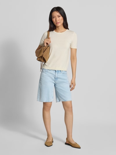 Vrouwenmodel draagt lichtblauwe korte jeans van katoen, Regular Fit Jeansshorts aus reiner Baumwolle model 'THALINAA' van Armedangels, Dames, volledige lichaamsaanzicht van voren