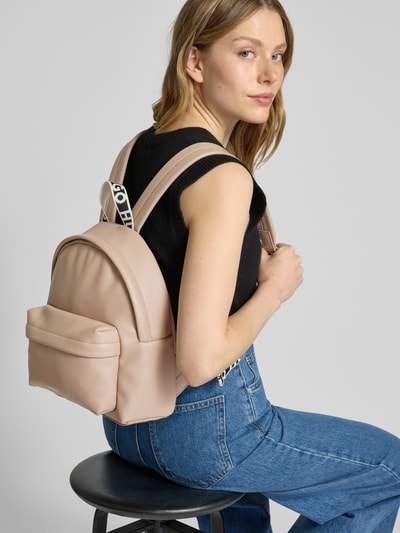 HUGO Rucksack mit Label-Print Modell 'Bel' Sand 1