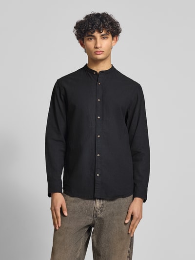 Männermodel trägt Regular Fit Freizeithemd aus Baumwoll-Leinen-Mix von Jack & Jones in Schwarz mit Stehkragen, Knopfleiste, Ganzkörperansicht von vorne.