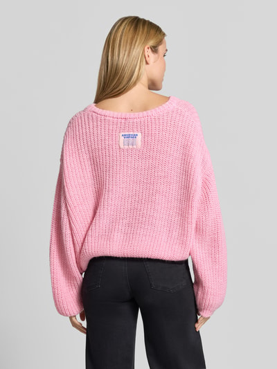 Vrouwenmodel draagt oversized gebreide pullover van linnenmix in lichtroze met ronde hals, Dames, American Vintage, ruglengte 56 cm, mouwlengte 54 cm, lang, met lange mouwen, ribboorden, oversized fit, volledige rugaanzicht.
