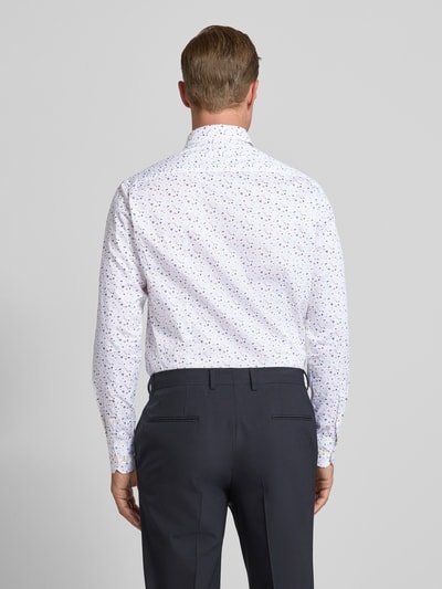 Männermodel trägt Regular Fit Freizeithemd mit Button-Down-Kragen von bugatti, Allover-Look, reine Baumwolle, Rückenansicht, Ganzkörperansicht.