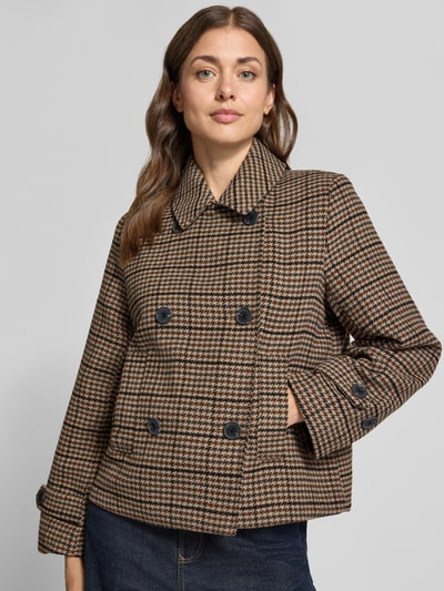 Vrouwenmodel draagt Jacke mit Ärmelriegeln Model 'Salia' van FREE/QUENT in bruin-zwart All-over look met platte kraag, knoopsluiting, met dubbele rij knopen, mouwsluitingen, regular fit, vooraanzicht van het hele lichaam. Ruglengte maat S: 60 cm, schouderbreedte maat S: 40 cm, borstwijdte maat S: 52 cm, mouwlengte maat S: 62 cm.
