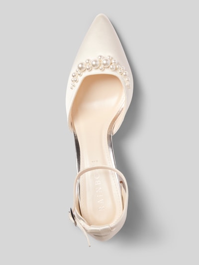 Produktfoto, Pumps mit Ziersteinbesatz Modell 'Aurelia' von Rainbow Club in hellem Creme, spitze Passform, Schnallenverschluss, strukturierte Oberfläche