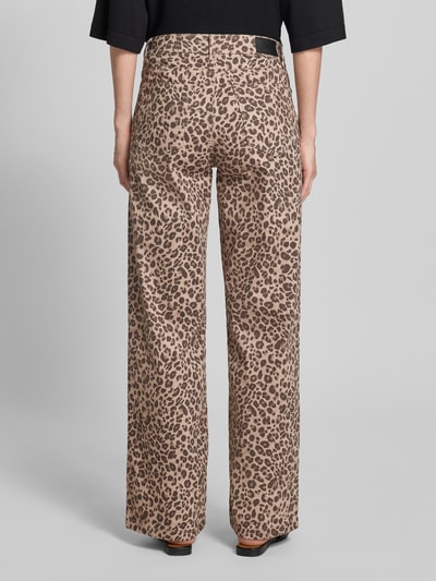 Vrouwenmodel draagt Wide Leg Pants im 5-Pocket-Design van Zero in katoenmix met stretch, uitlopend model, luipaardprint, binnenbeenlengte maat 36: 79 cm, bandwijdte maat 36: 38 cm. Ganzlichamige achteraanzicht.