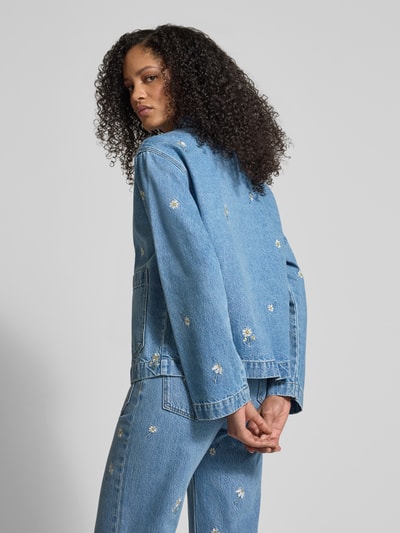 Vrouwenmodel draagt Jeansjacke mit Stitchings und Schnürung van Jake*s Casual, relaxed fit, met opgestikte zakken, blauwe denim, rugaanzicht.