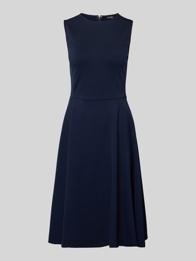 Produktfoto, granatowa sukienka do kolan z mieszanki wiskozy z paskiem, model 'Knielanges Kleid aus Viskose-Mix mit Gürtel Modell CHARLEY' od Lauren Ralph Lauren, fason A-linia, okrągły dekolt, tkanina z domieszką stretchu, długość tyłu 104 cm, szerokość w biuście 37 cm, gładka tekstura