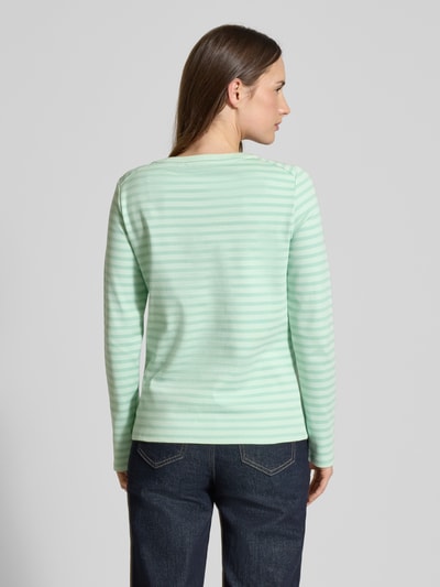 Frauenmodel trägt Regular Fit Langarmshirt aus reiner Bio-Baumwolle von Tom Tailor Denim in Mintgrün mit Allover-Streifenmuster, Rückansicht.