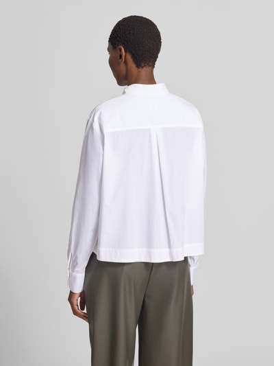 Vrouwenmodel draagt Regular Fit Hemdbluse aus reiner Baumwolle van Emily Van den Bergh in wit met motiefstitching, puur katoen, overhemdkraag, met lange mouwen, ruglengte maat 36: 57 cm, mouwlengte maat 36: 60 cm, rugaanzicht, Ganzkörperansicht Rückansicht.