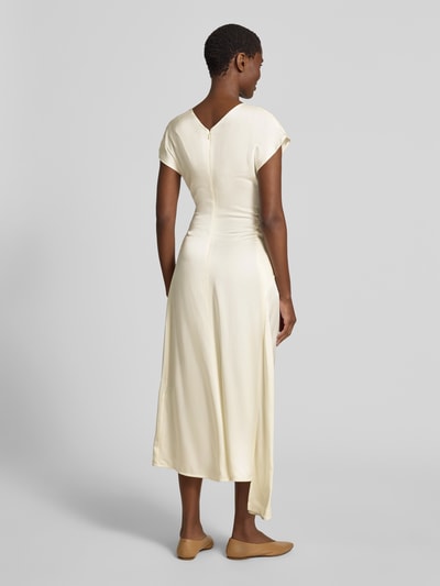 Frauenmodel trägt Maxikleid mit Viskose-Anteil von Victoria Beckham in Creme, taillierte Passform, Kurzärmelig, Rückenreißverschluss, Acetat-Viskose-Mix, fließende Textur, Ganzkörperansicht Rückansicht.