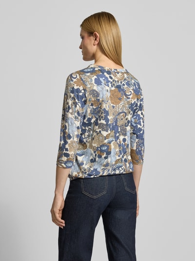 Frauenmodel trägt Regular Fit Bluse aus Viskose-Mix Modell 'Felicity' von Soyaconcept mit floraler Allover-Print, Halbarm, Tunika-Ausschnitt, Ganzkörperansicht Rückansicht.