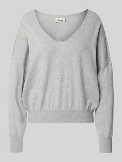 Produktfoto, hellgrauer Strickpullover aus Baumwoll-Kaschmir-Mix Modell 'RISORY' von Drykorn, relaxed Fit, V-Ausschnitt, glatte Struktur