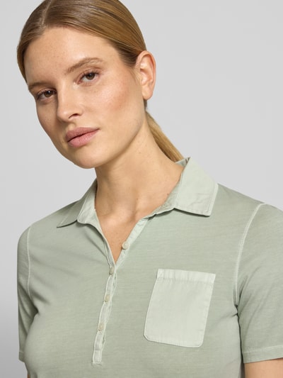Vrouwenmodel draagt Regular Fit poloshirt uit pure katoen van Marc O'Polo, look: effen, logoprint, polokraag, jersey. Close-up bovenlichaam.