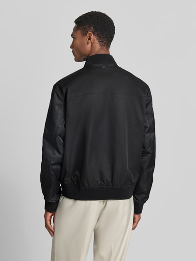Męski model nosi bluzon Relaxed Fit Blouson model 'H-COVER' od BOSS, efekt: jednolity kolor, aplikacja z logo, wpuszczane kieszenie, kieszenie wewnętrzne, listwa guzikowa, prążkowane zakończenie rękawów i wykończenie; całkowity widok z tyłu.