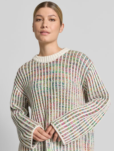 Frauenmodel trägt Strickpullover mit Rundhalsausschnitt Modell 'ANILA' von ICHI, mehrfarbig, Grobstrickstruktur, Nahaufnahme Oberkörper.