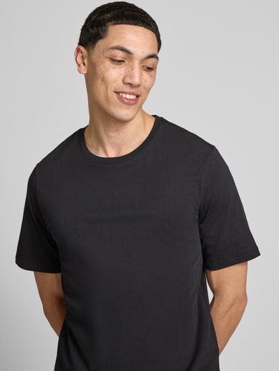 Mannelijk model draagt T-shirt met Rundhalsausschnitt im 3er-Pack van Jack & Jones in zwart, regular fit, zuiver katoen, vooraanzicht bovenlichaam