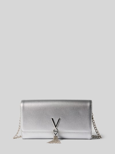 Produktfoto, silberne Clutch / Abendtasche mit Logo-Detail Modell 'DIVINA' von Valentino Bags, glatte strukturierte Oberfläche, Damen Clutch