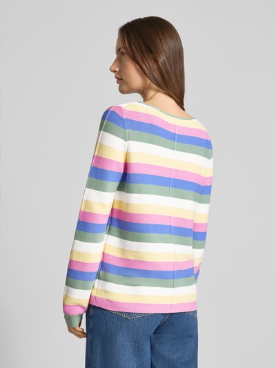 Modelka nosi Strickpullover aus reiner Baumwolle von Christian Berg Woman, kolorowe pasy, luźny krój, bawełna, długość tyłu 57 cm, długość rękawa 68 cm, widok całej sylwetki z tyłu.