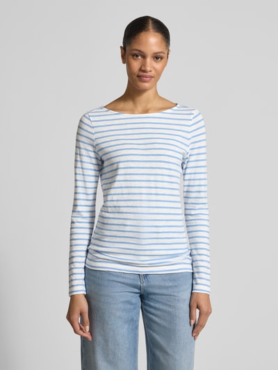 Frauenmodel trägt Regular Fit Langarmshirt aus reiner Baumwolle von s.Oliver RED LABEL, gestreift in Weiß und Hellblau, U-Boot-Ausschnitt, Ganzkörperansicht von vorne.