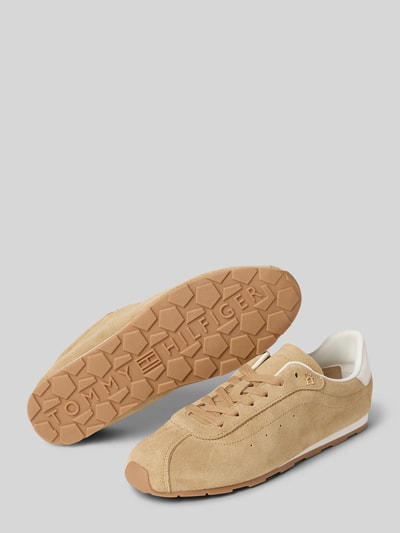 Produktfoto, Low Top Sneaker aus reinem Rindsleder von Tommy Hilfiger, Optik: Unifarben, Veloursleder, flache Absatzform, strukturierte Sohle, Schnürung, Logo-Detail