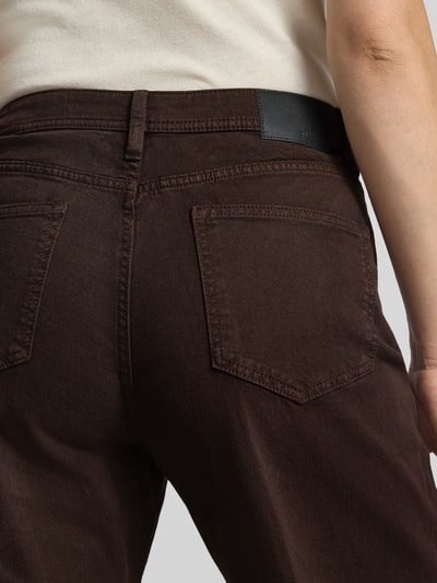 Kobieta nosi Wide Leg Jeans aus Baumwoll-Mix Modell 'Suri' od s.Oliver RED LABEL, brązowy kolor, detal z tyłu, damskie jeansy szerokie.