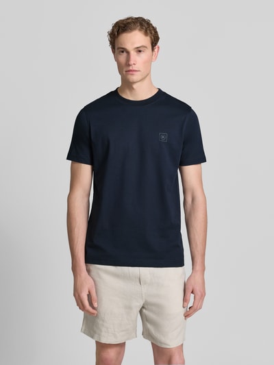 Männermodel trägt T-Shirt mit Rundhalsausschnitt und Logo-Print von Lerros in Dunkelblau aus Baumwoll-Mix, Regular-Fit, Ganzkörperansicht von vorne, Rückenlänge bei Größe M 71 cm.