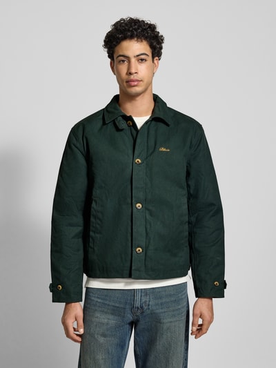 Männermodel trägt Jacke mit Label-Stitching und Eingrifftaschen von BLKVIS in Dunkelgrün, Reine Baumwolle, Regular-Fit, Ganzkörperansicht von vorne.