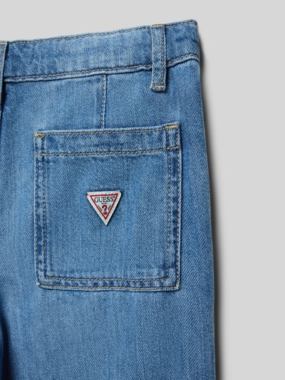 Produktfoto, blaue Jeans mit Eingrifftaschen von Guess aus Baumwoll-Lyocell-Mix, gerader Schnitt, sichtbares Label-Detail, strukturierte Denim-Oberfläche