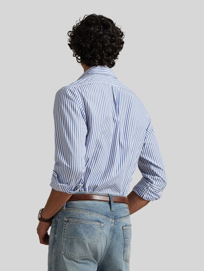 Męski model nosi Custom Fit Freizeithemd aus reiner Baumwolle von Polo Ralph Lauren, efekt: wzór w paski, krój custom fit, kołnierzyk typu kent, jednorzędowa listwa guzikowa, wyhaftowane logo, długi rękaw z mankietem, wykończenie lekko zaokrąglone, bawełna, Ganzkörperansicht Rückansicht.