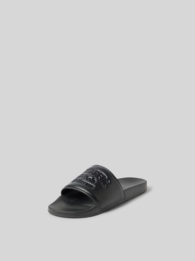Produktfoto, Slides mit Label-Prägung von Dsquared2 für Herren, abgerundete Form, offene Ferse, Strukturmuster, glatte Sohle, Schwarz