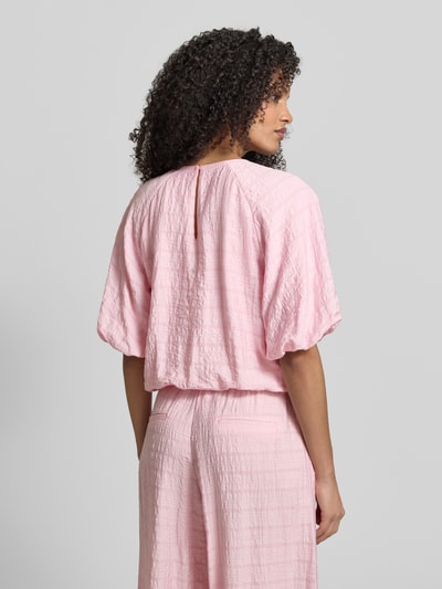 Frauenmodel trägt Regular Fit Bluse mit Strukturmuster von Jake*s Casual in zartem Rosa mit Ballon-Optik, Rückenlänge 50 cm, Ganzkörperansicht Rückansicht.