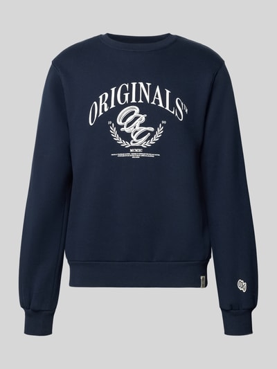 Produktfoto, dunkelblaues Sweatshirt mit weißem Label-Print aus Baumwoll-Mix, Regular Fit, Rundhalsausschnitt, Modell 'FREDERIKSBERG' von JACK & JONES