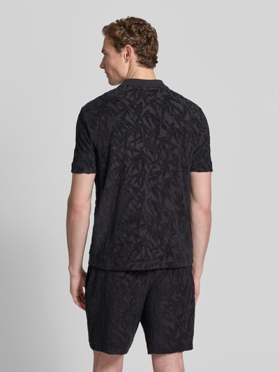 Männermodel trägt Regular Fit Freizeithemd aus reiner Baumwolle von Marc O'Polo, unifarbenes Allover-Muster, Jacquard, Ganzkörperansicht Rückansicht.