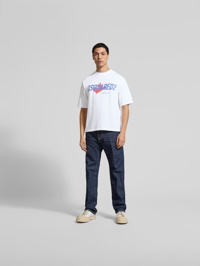 Männermodel trägt Loose Fit T-Shirt aus reiner Baumwolle von Dsquared2 in Weiß mit Label-Print, Rundhalsausschnitt, Ganzkörperansicht von vorne.
