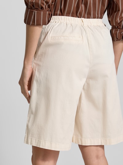 Frauenmodel trägt Bermudas mit Gesäßtasche Modell 'ROVENA' von Soyaconcept aus Baumwoll-Elasthan-Mix in Regular-Fit, Detailaufnahme Rückansicht.