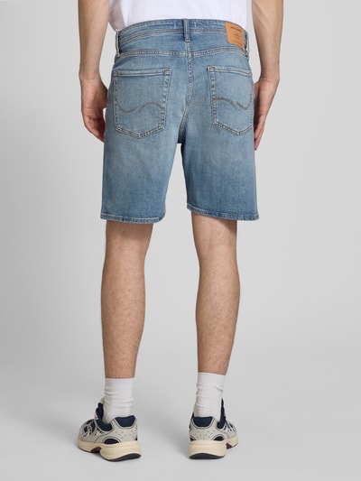 Männermodel trägt Relaxed Fit Jeansshorts Modell 'TONY' von Jack & Jones in hellem Blau, Baumwoll-Elasthan-Mix, Rückansicht Ganzkörperansicht.