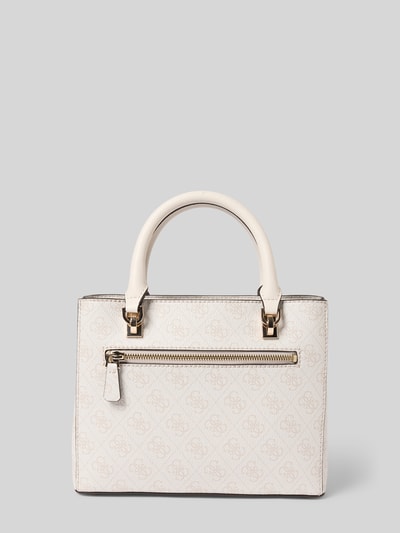 Produktfoto, cremefarbene Handtasche mit Logo-Muster Modell 'NOELLE II' von Guess, Hauptfach mit Reißverschluss, Label-Applikation, Tragehenkel, Schulterriemen, Breite 24 cm, Länge 19 cm, Tiefe 6 cm, Schulterriemen 126 cm