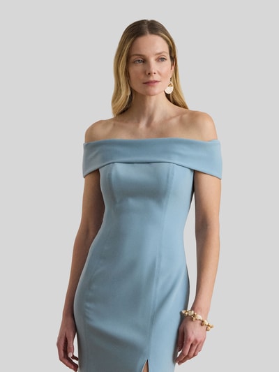 Frauenmodel trägt eng anliegendes Cocktailkleid mit Carmen-Ausschnitt Modell 'WOVEN-BODYCON-DRESSES' von Lauren Ralph Lauren, Optik: Unifarben, Passform: eng anliegend, Länge: Knielang, Ausschnitt: Carmen-Ausschnitt, Trägerform: Spaghettiträger; zarte, glatte Textur in Pastellblau, Nahaufnahme Oberkörper.