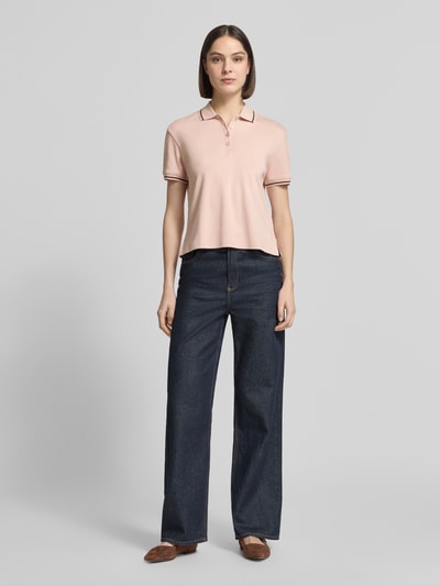 Frauenmodel trägt Regular Fit Poloshirt aus Baumwolle von Jake*s Casual in Rosa, Polokragen, elastische Ärmelabschlüsse, Reine Baumwolle, Rückenlänge 54 cm bei Größe M, Ganzkörperansicht von vorne.